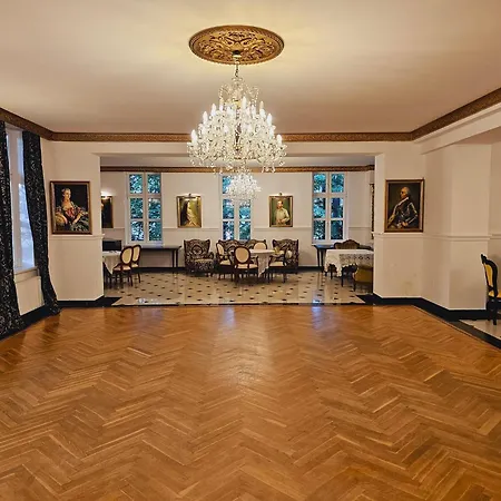 Kasztanowy Dwor Otel *